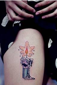 Le gambe femminili adattano la bella immagine variopinta del modello del tatuaggio della candela