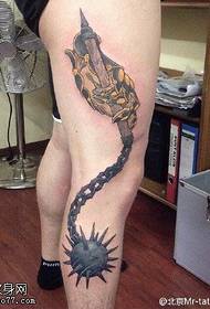Dharma gömb tetoválás a lábán