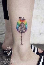 Oslikani galaktičkim uzorkom tetovaža malog stabla