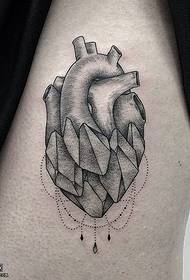 Thigh pricked heart tattoo pattern