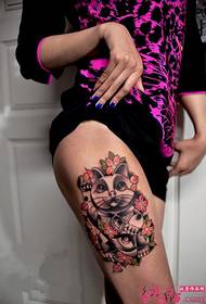 Sexy female thigh classic fashion beckoning cat tattoo picture