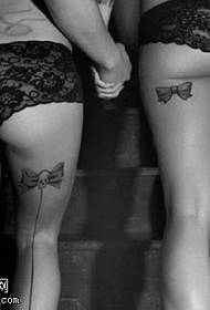 Tatuagem de meias na coxa