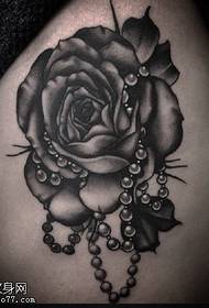 Rose pearl tetování vzor na stehně