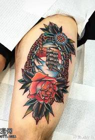 Флорална шема за тетоважа со едрилица на бутот