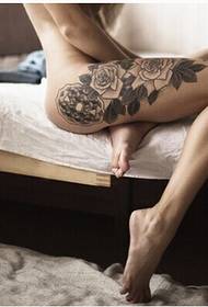 セクシーな女の子の足の黒と白のバラのタトゥー画像