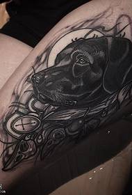 Augšstilba melnā suņa tetovējuma modelis