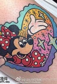Corak tato Mickey berbentuk jantung dicat