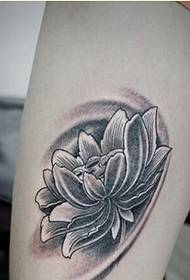 Asmenybės kojos yra gražios ir gražios lotoso tatuiruotės modelio nuotraukos