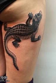 Patró de tatuatge de cocodril a la cuixa