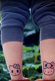 Frumos model de tatuaj pisica Kitty cu picioare frumoase