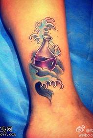 Uzorak boje tetovaže Aquarius u boji nogu