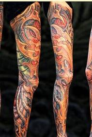Un patrón de tatuaje mecánico de pierna personalizado para disfrutar de la imagen