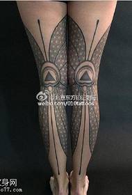 ခြေထောက်ပေါ်လက်နက် Brahma Tattoo ပုံစံ