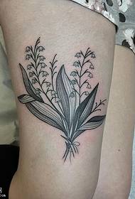 Thigh floral tattoo pattern