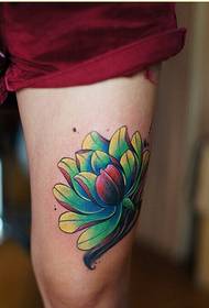 Hermosa foto de tatuaje de flor de loto para piernas femeninas