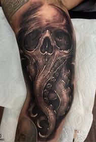 Astoņkāju tetovējuma raksts uz kājas