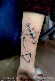 Roku lotosa punkta ērkšķis mazs, svaigs tetovējuma raksts