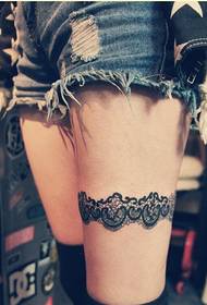 Fermoso e fermoso cadro de tatuaje de cordón para as pernas femininas