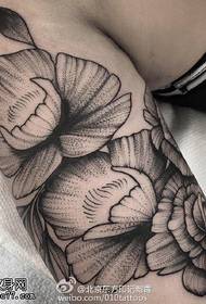 Teleći realistični cvjetni uzorak tetovaža