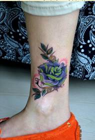 Smukke flot rose tatoveringsmønsterbillede til piger ben