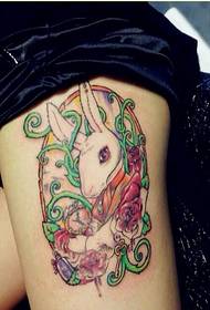 Красива цветна картина за татуировка на заек за женски крака