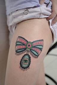 Gyönyörű lány lába, gyönyörű csipke íj tetoválás kép
