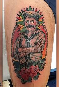 Mornarski uzorak tetovaže na nozi