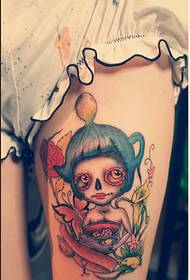 Стилни крака на личността хубаво изглеждаща цветна картина на татуировка на момиче