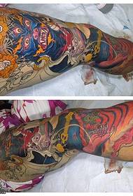 Nepokretni kralj uzorak tetovaže na nogama