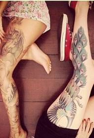 Moda e këmbëve të grave me lule të bukura foto me modelin e tatuazhit të pallonjës