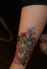 Mga binti ng batang babae, fashion, maganda ang mga larawang tattoo ng dolphin na tattoo