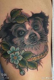 Lårblomst hund tatoveringsmønster
