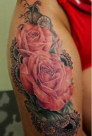 Moteriškas seksualus šlaunų gražus gėlių tatuiruotės modelis, kad galėtumėte džiaugtis nuotrauka