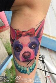 Naminių gyvūnėlių šuo tatuiruotės modelis ant blauzdos