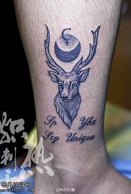 Linglu tattoo tus qauv ntawm lub plab hlaub