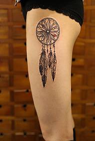 Miyendo yaikazi mawonekedwe apamwamba olota ovala tattoo