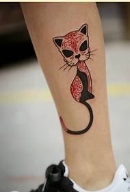 Модна красива красива цветна картина татуировка на котка