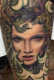 Krāsots čūskas matu sieviešu tetovējuma raksts uz teļa