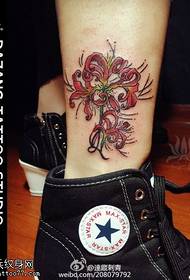 Bellu altre tatuatu di u fiore à u vitellu