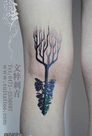 腿上的老樹紋身圖案