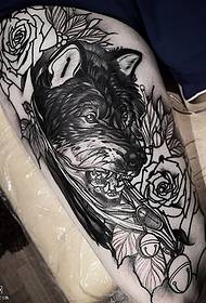 Patrón de tatuaje de rosa de lobo negro