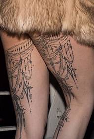 Кветкавая татуіроўка на нагах - гэта не тая самая індывідуальная мода