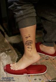 Fermoso e fermoso patrón de tatuaxe de loto