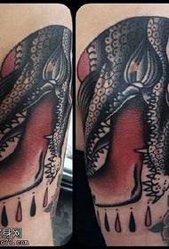 Канибална шема на тетоважа со крокодил