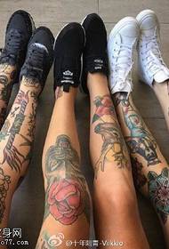 Różne wzory tatuaży o dużych kwiatowych nogach