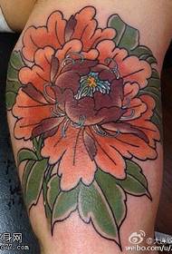 Modellu classicu di tatuatu di fiore di peonia atmosferica