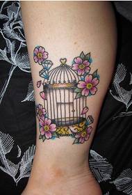 Gambar pola tato bunga birdcage bunga yang indah di bagian atas betis