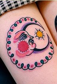 Vrouwelijke mooie benen maan tattoo patroon foto