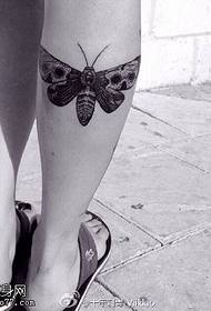 Mokhoa oa tattoo oa moth ho namane