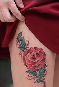 Mooie en mooie kleurrijke roos tattoo foto van vrouwelijke benen